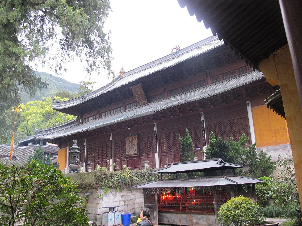 国清寺大雄宝殿与殿前香炉