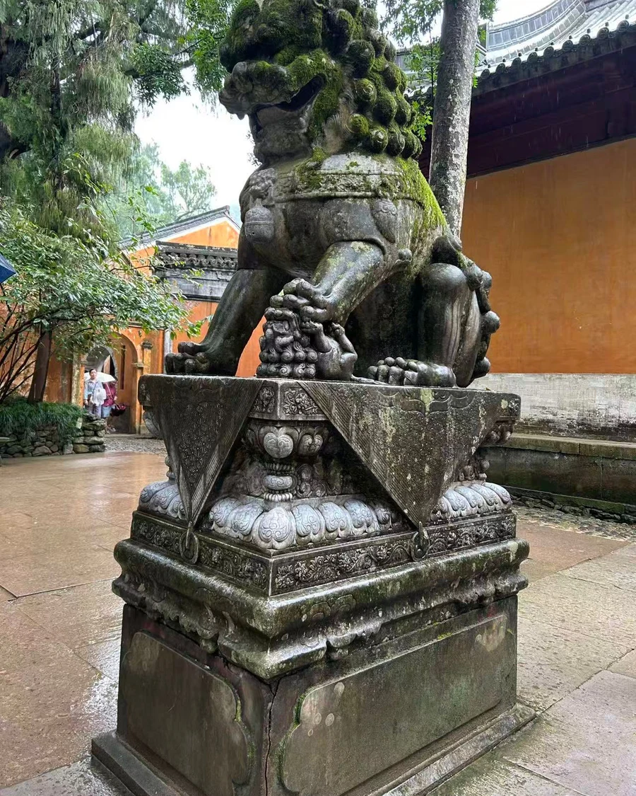 国清寺弥勒殿前的汉白玉石狮，坐于莲座之上