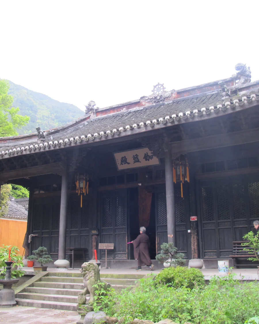 国清寺伽蓝殿，依山构筑，前有石阶古木